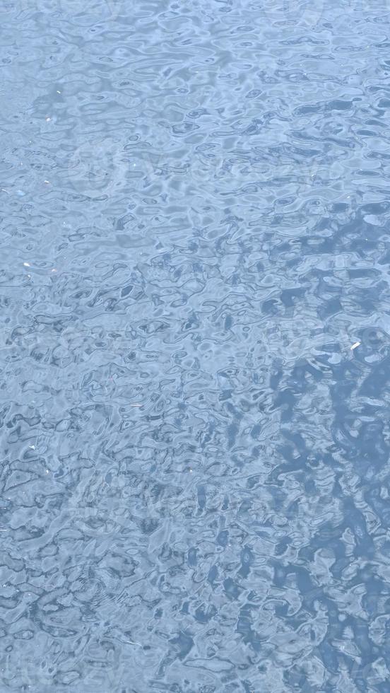 blu acqua agitando e superiore Visualizza di fiume e sporco fiume e riflesso di sole. foto