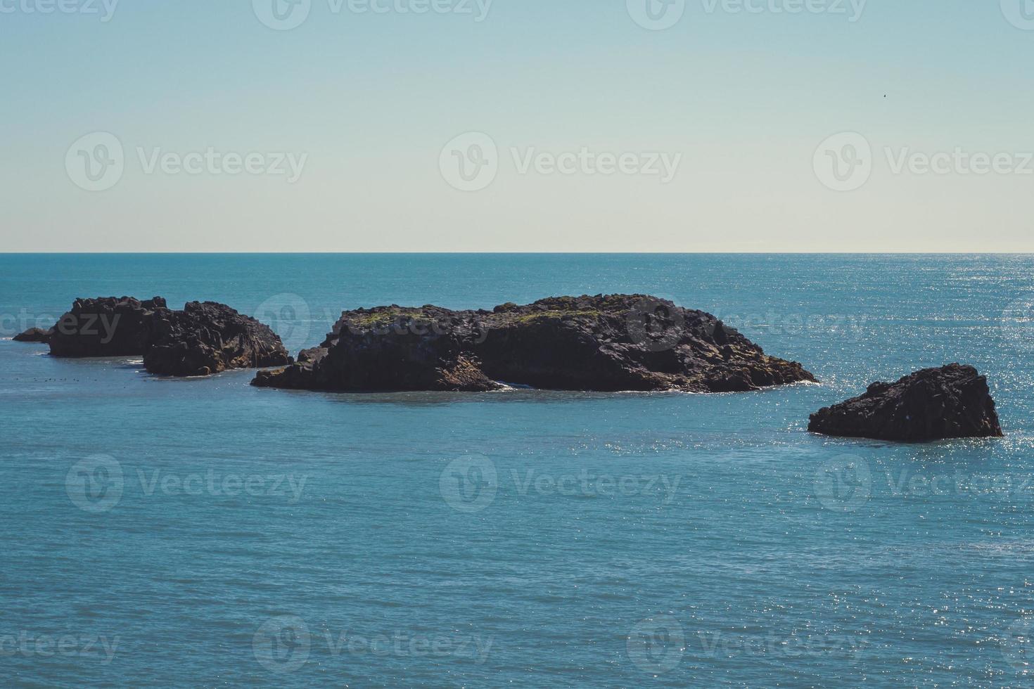 grande rocce nel mare acqua paesaggio foto