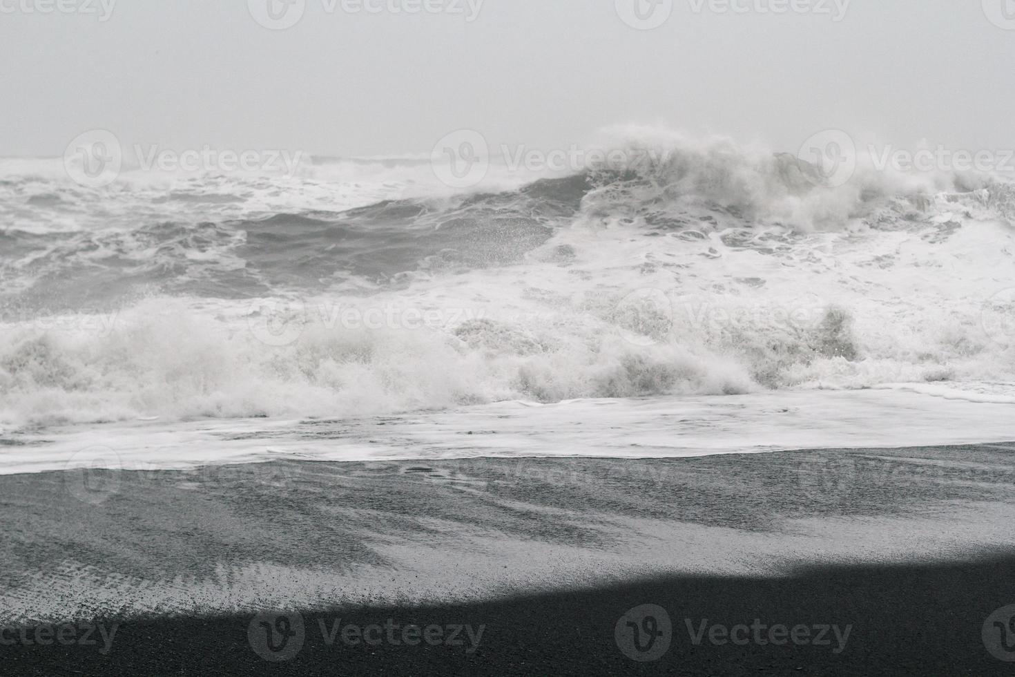 alto onde rottura su costa monocromatico paesaggio foto