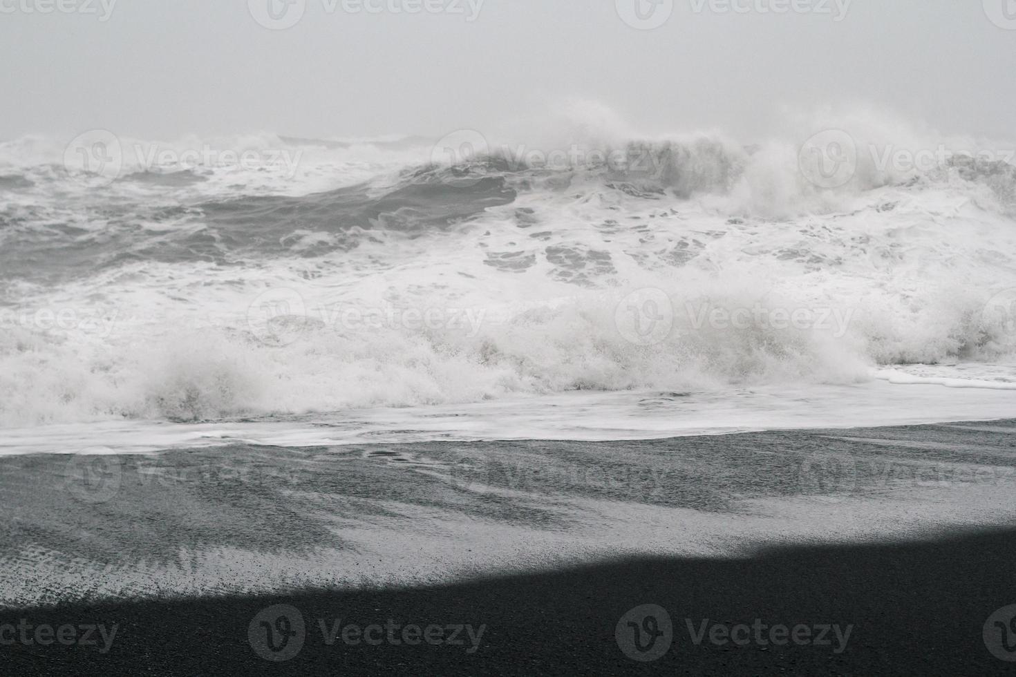 pesante onde rotolamento su spiaggia monocromatico paesaggio foto