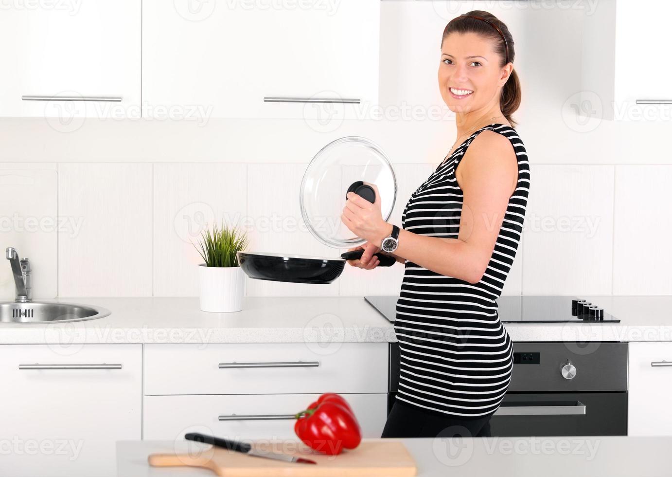 donna in cucina foto