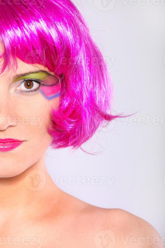 donna con i capelli rosa foto