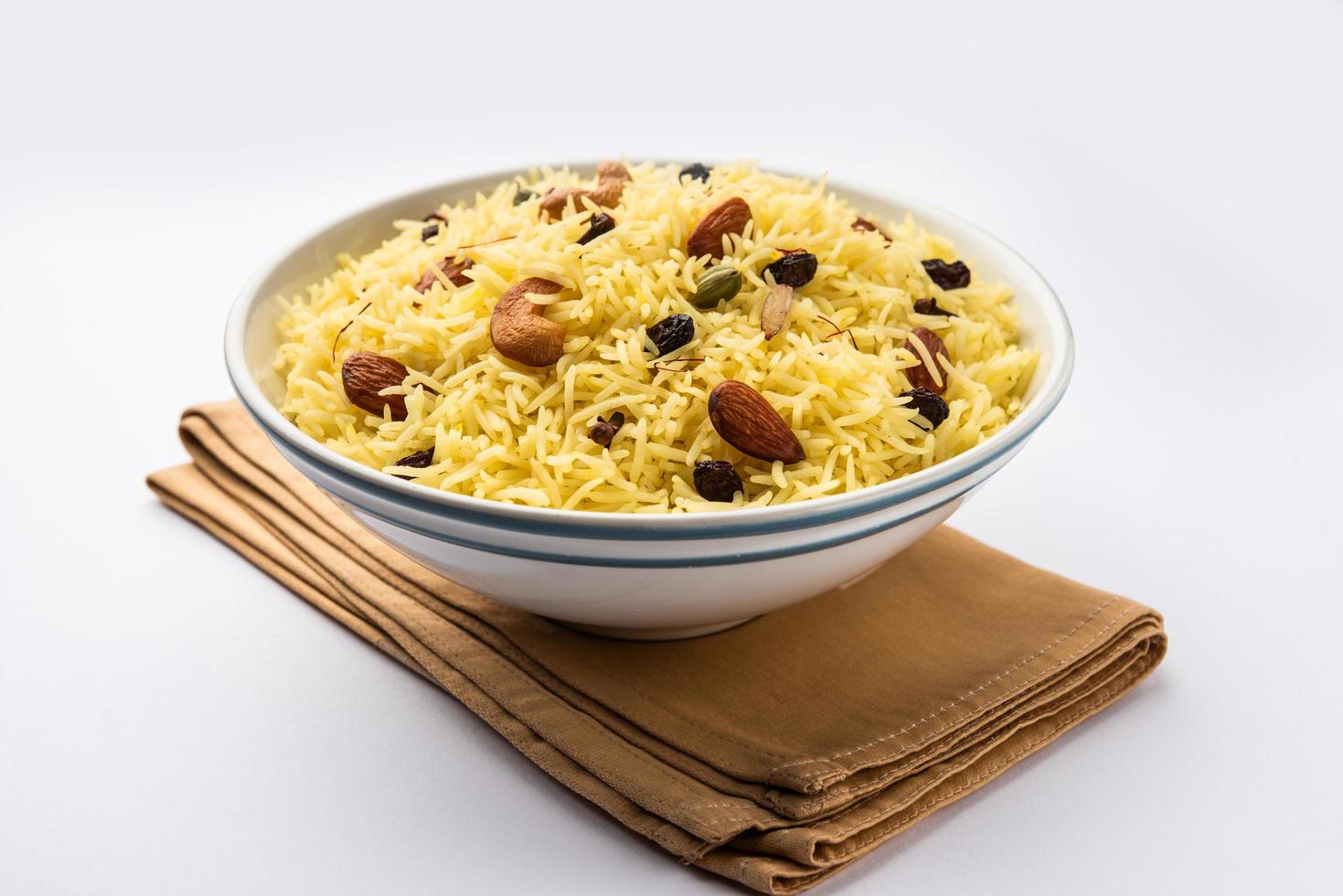 kashmir dolce modulo pulao fatto di riso cucinato con zucchero, acqua aromatizzato con zafferano e asciutto frutta foto