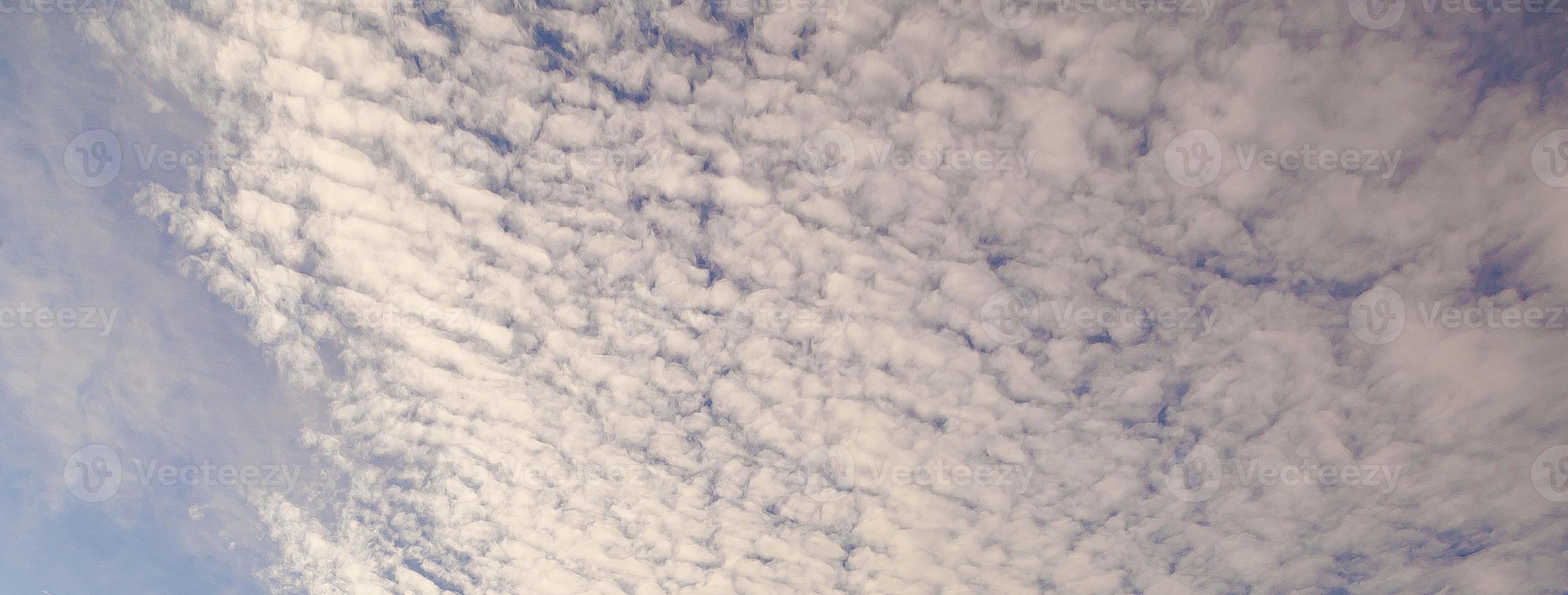 Immagine di un' in parte nuvoloso e in parte chiaro cielo durante il giorno foto