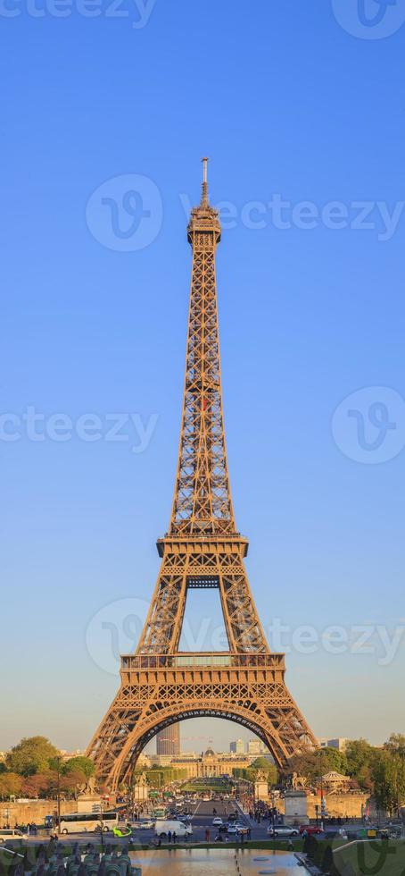 eiffel Torre nel il sera leggero foto