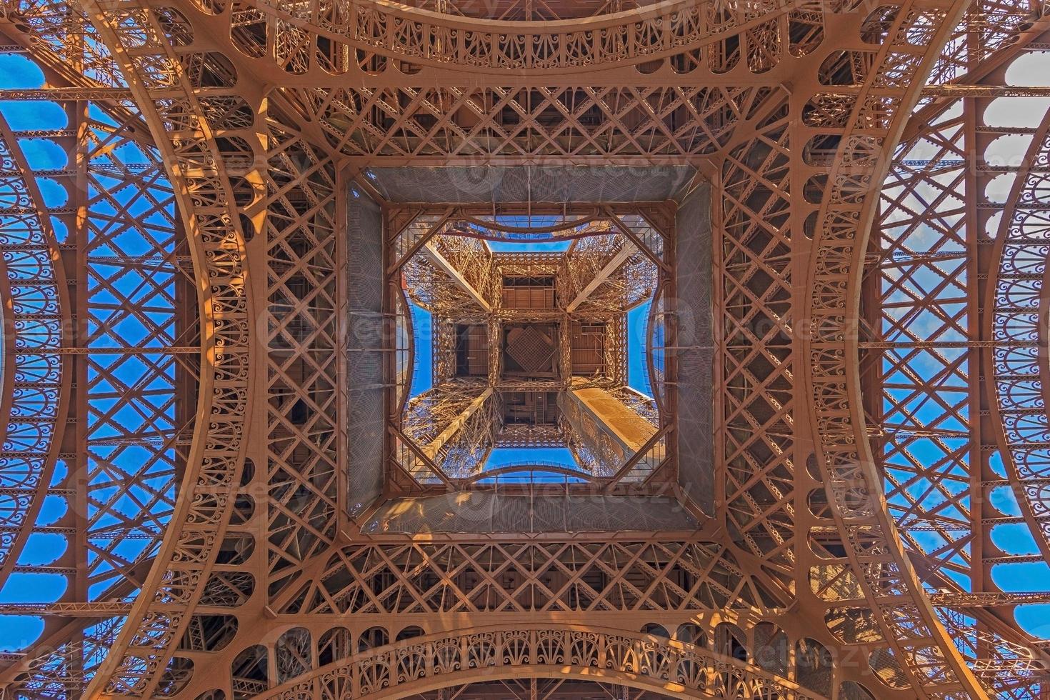 verticale Visualizza di eiffel Torre nel Parigi a partire dal terra prospettiva foto