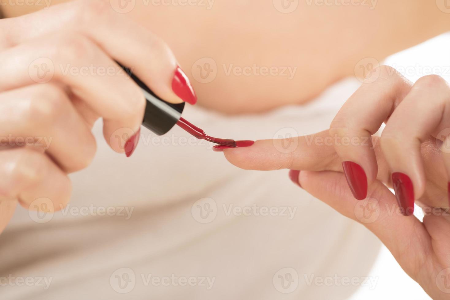 bellissimo manicure processi. chiodo polacco essere applicato per mano foto