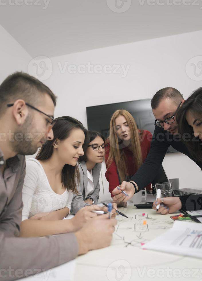 esecutivo capo parlando per contento diverso dipendenti gruppo a aziendale ufficio riunione, foto