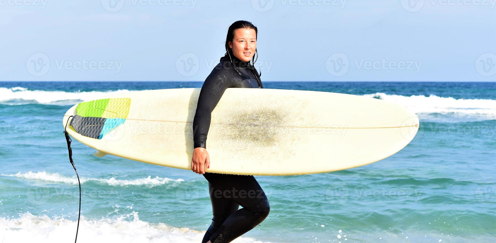 bellissimo sexy surfer ragazza su il spiaggia foto