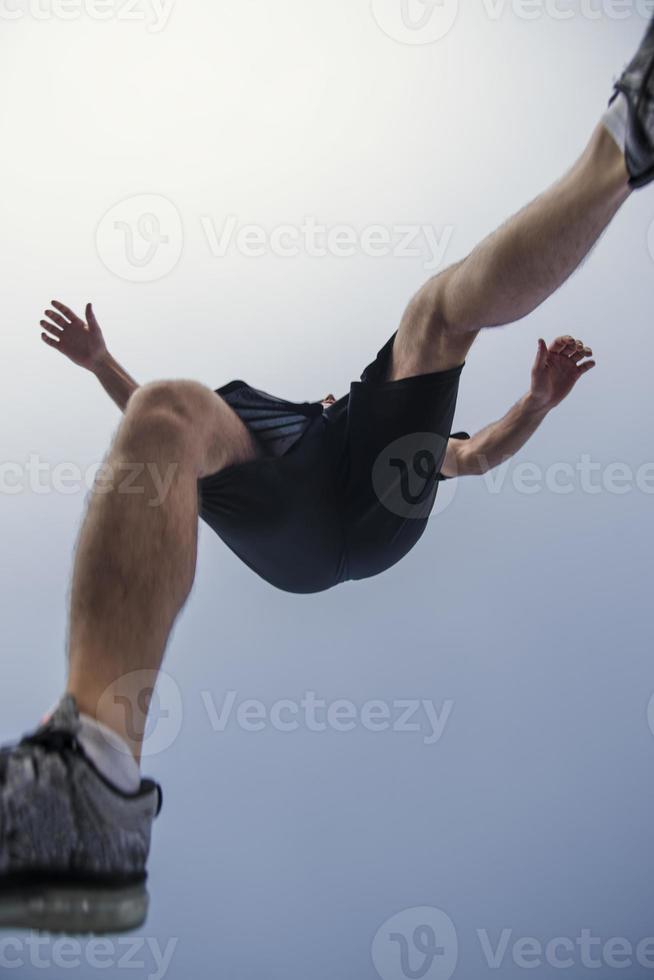 giovane uomo corridore in esecuzione su un' montagna strada. jogger formazione allenarsi nel fitness scarpa. salutare stile di vita e sport concetto. movimento sfocatura e selettivo messa a fuoco. foto