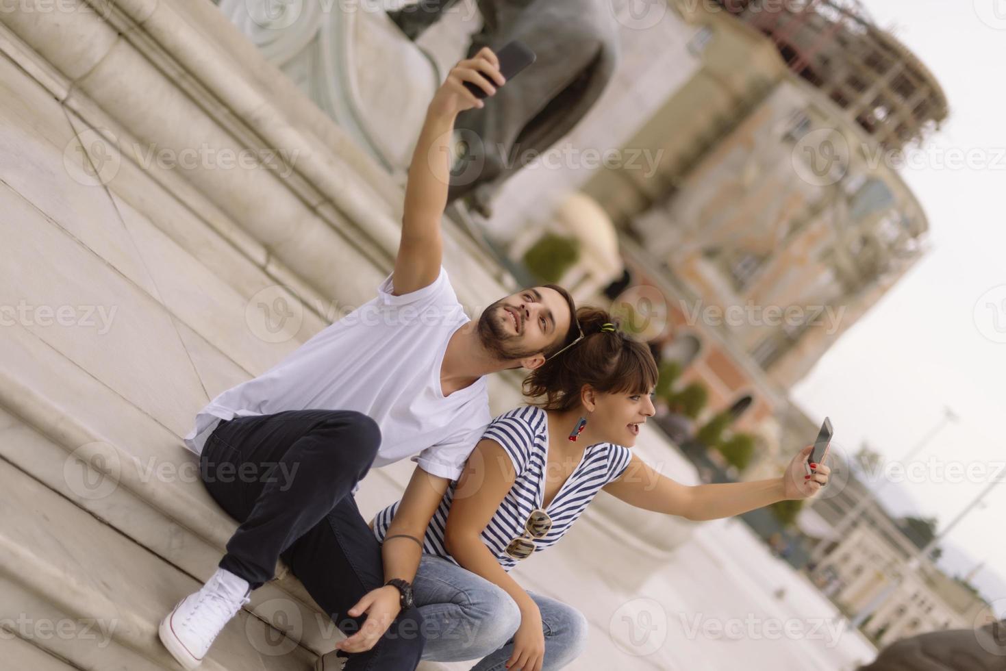 coppia di turisti avendo divertimento a piedi su città strada a vacanza - contento amici ridendo insieme su vacanza - persone e vacanze concetto foto