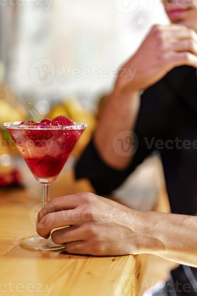 immagine mostrando uomo godendo bevanda nel bar foto