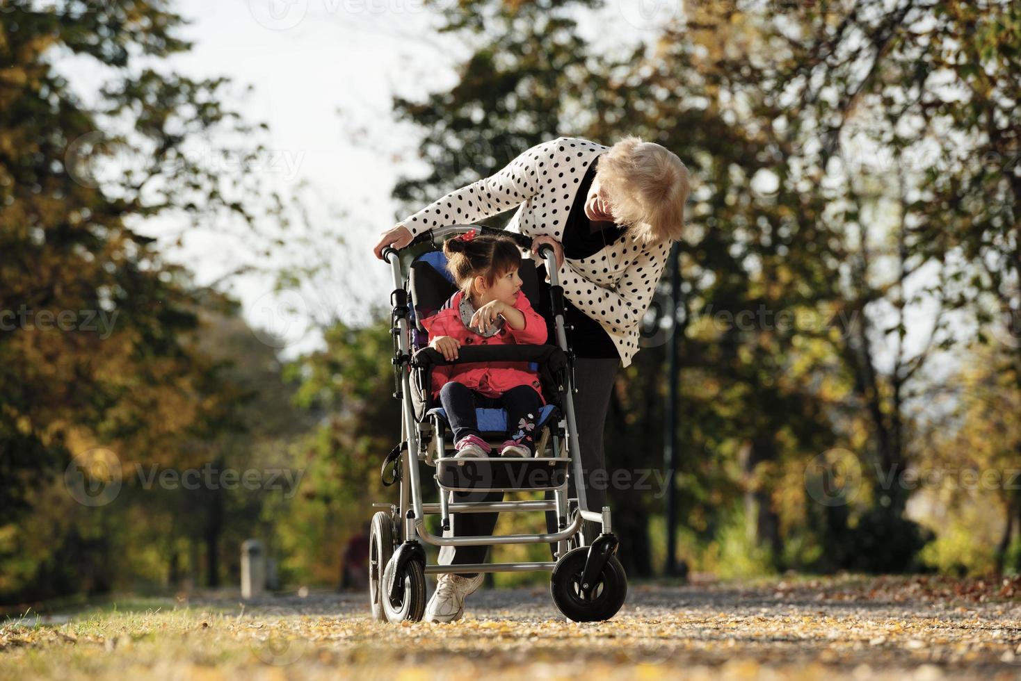 nonna e sua autistico mille dollari figlia godendo vacanza insieme all'aperto, dire bugie su verde erba su coperta e sorridente per telecamera. tempo libero famiglia stile di vita, felicità e momenti. foto