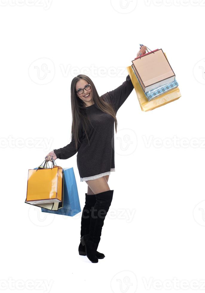 contento donna pieno corpo ritratto con shopping Borsa su isolato studio sfondo. foto