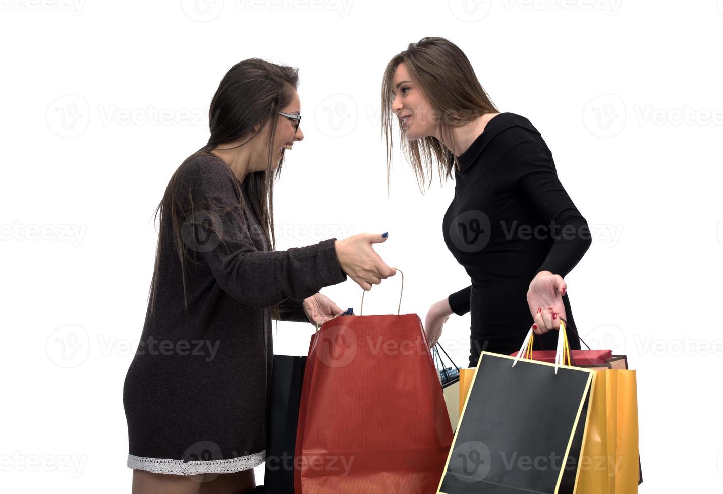 contento amici con shopping Borsa su isolato studio sfondo. foto