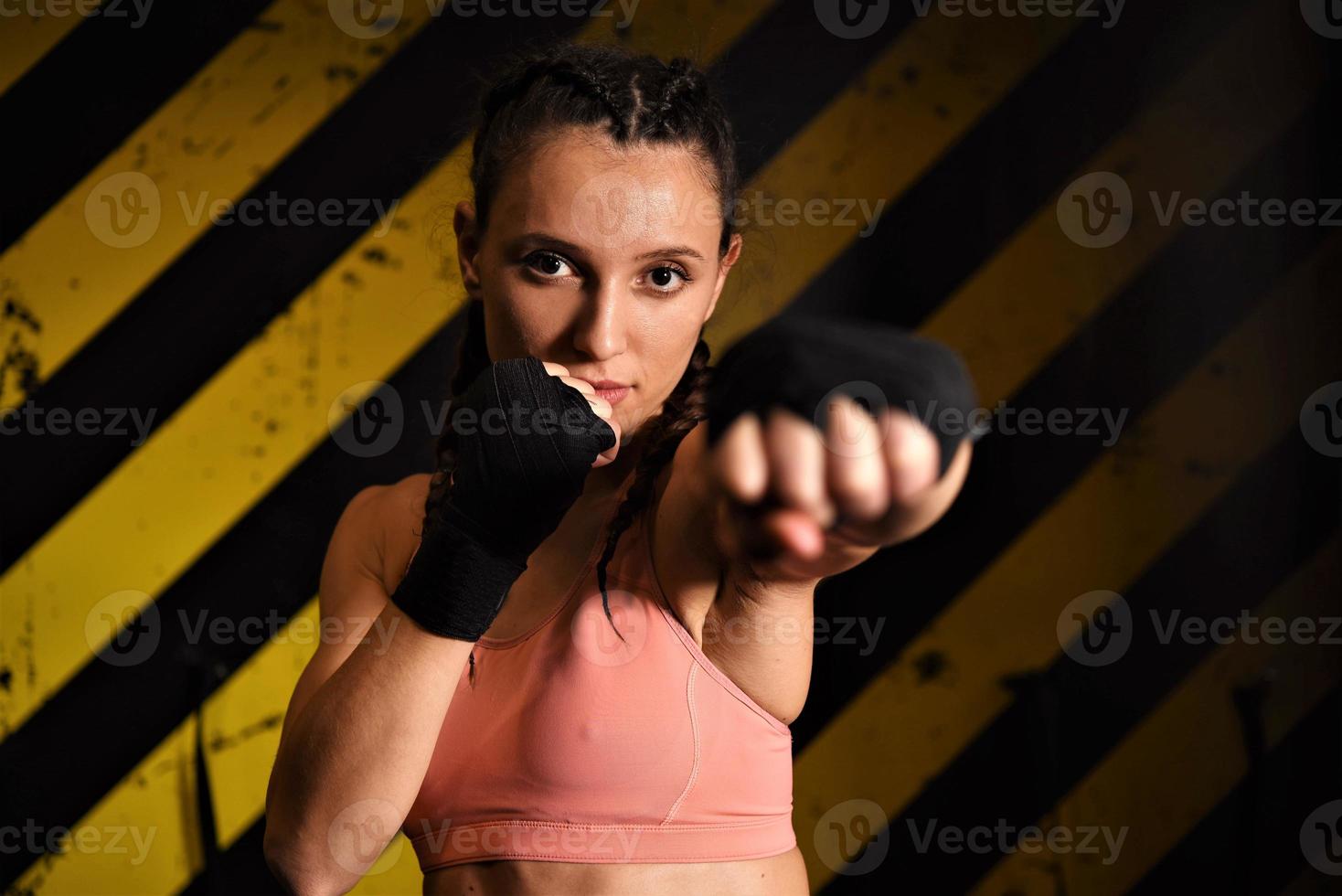 mma donna combattente difficile pulcino pugile punch posa bella esercizio formazione attraversare in forma atleta foto