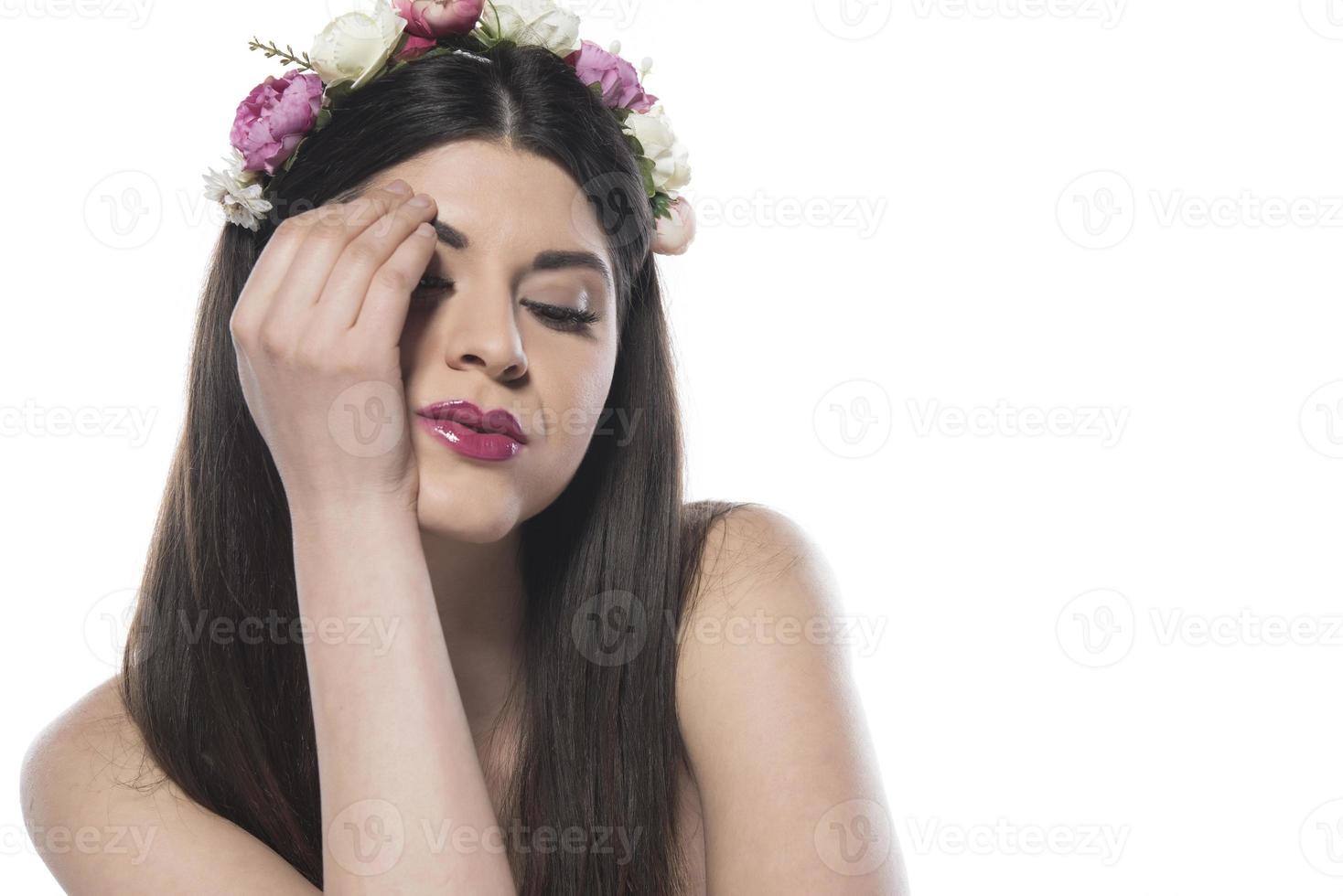 giovane bellissimo donna sofferenza a partire dal mal di testa disperato e stressato perché dolore e emicrania. mani su testa. foto