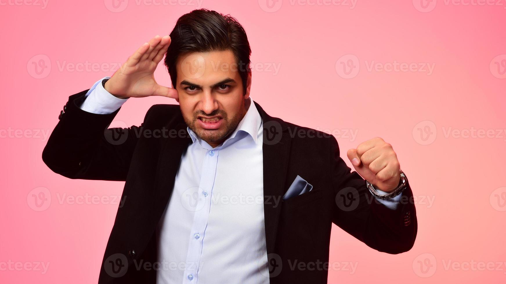 pazzo arabo uomo d'affari pronto per un' combattere. emozioni concetto. isolato foto