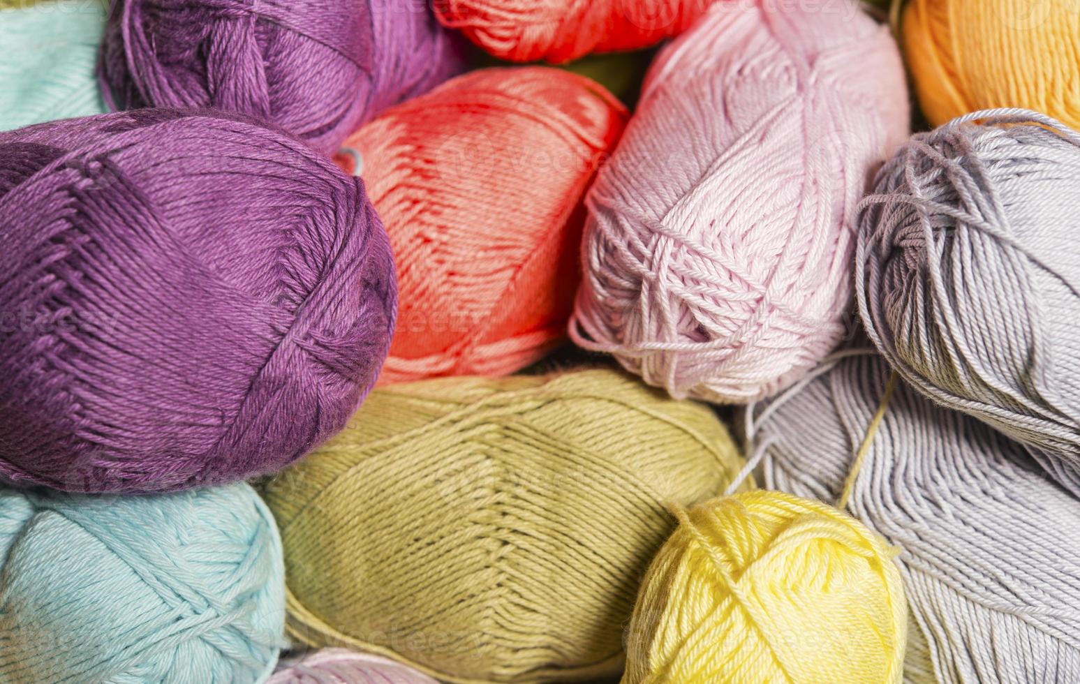 colorato palle di lana su di legno tavolo. varietà di filato palle, Visualizza a partire dal sopra. foto