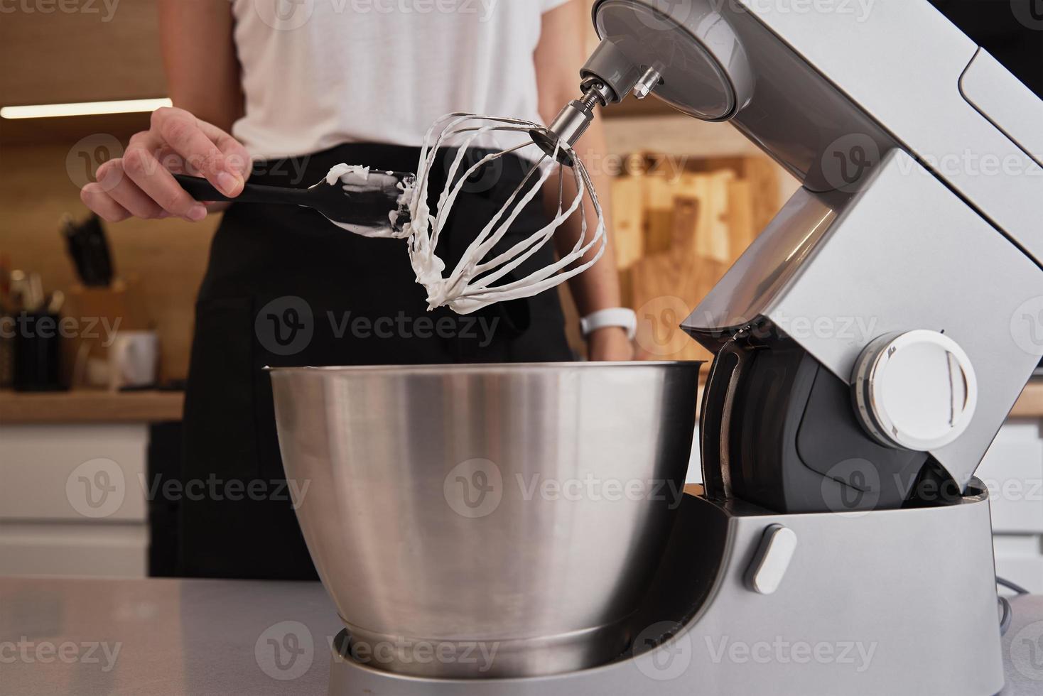 donna utilizzando cibo processore per cucinando nel cucina foto
