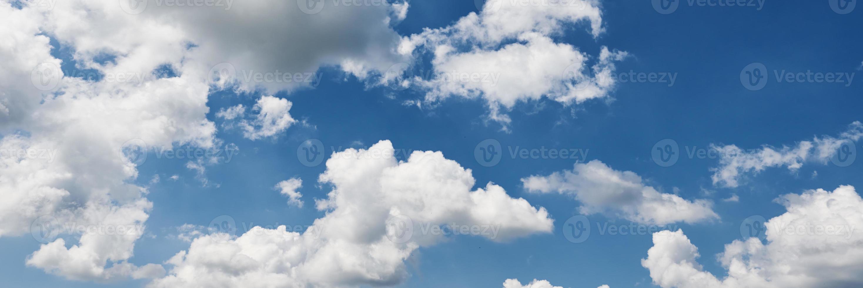 blu cielo sfondo con nuvole nel estate giorno. panoramica Visualizza foto