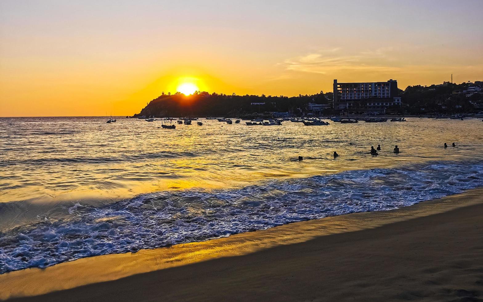 colorato d'oro tramonto grande onda e spiaggia puerto escondido Messico. foto