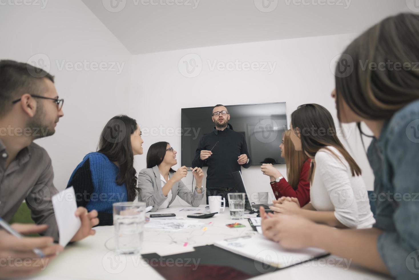 esecutivo capo parlando per contento diverso dipendenti gruppo a aziendale ufficio riunione, foto
