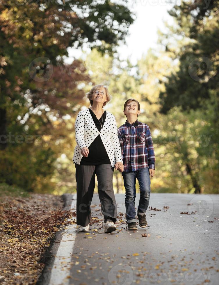 nonna e mille dollari figlio godendo soleggiato vacanza insieme all'aperto foto