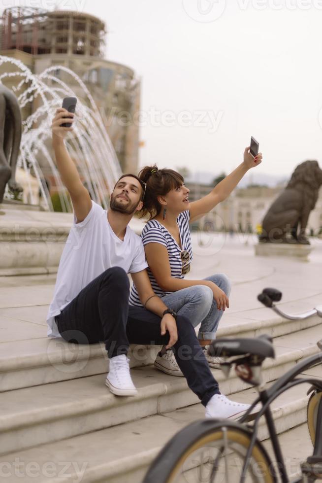coppia di turisti avendo divertimento a piedi su città strada a vacanza - contento amici ridendo insieme su vacanza - persone e vacanze concetto foto