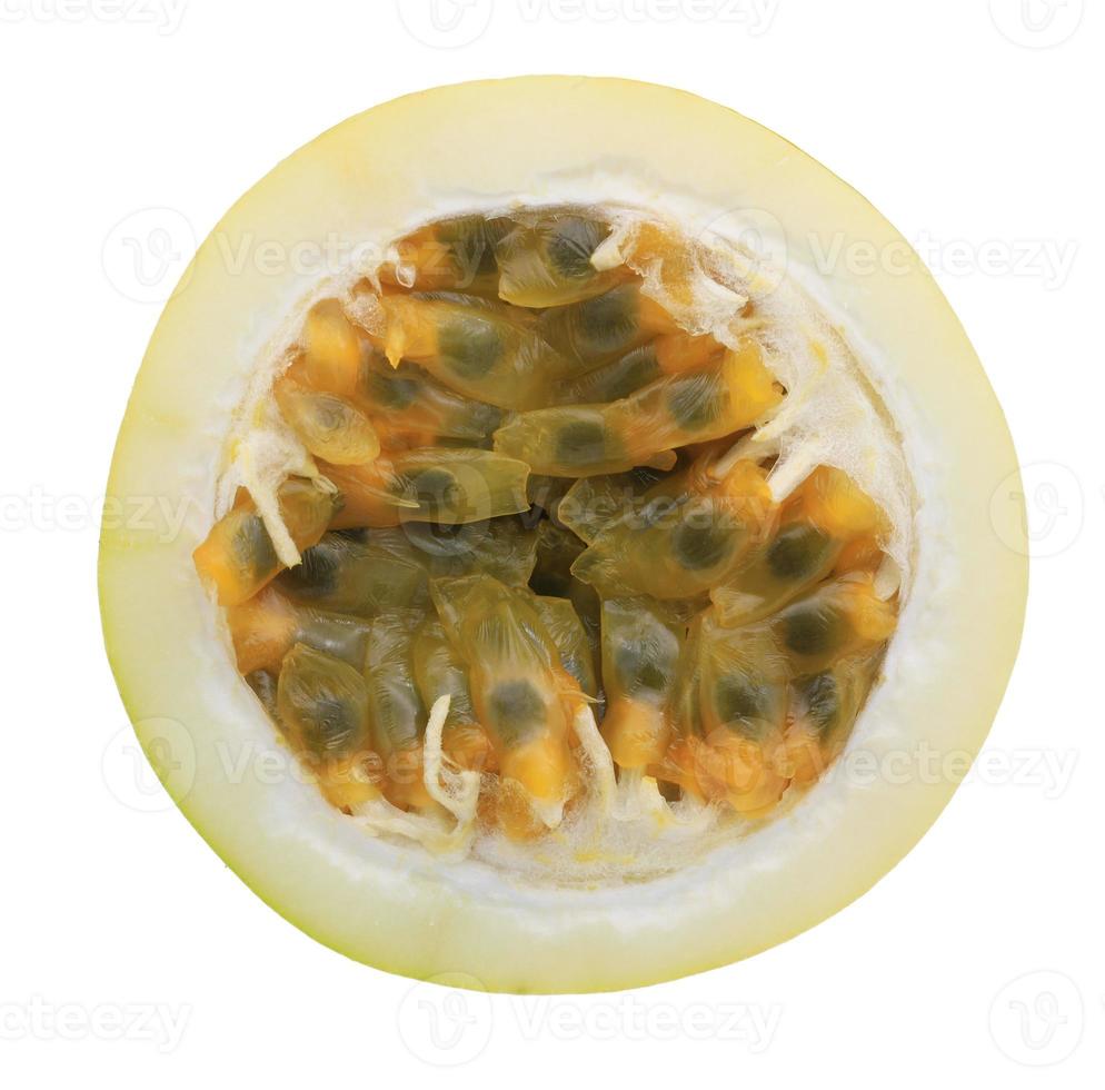 giallo passione frutta tagliare nel metà isolato su bianca sfondo. foto