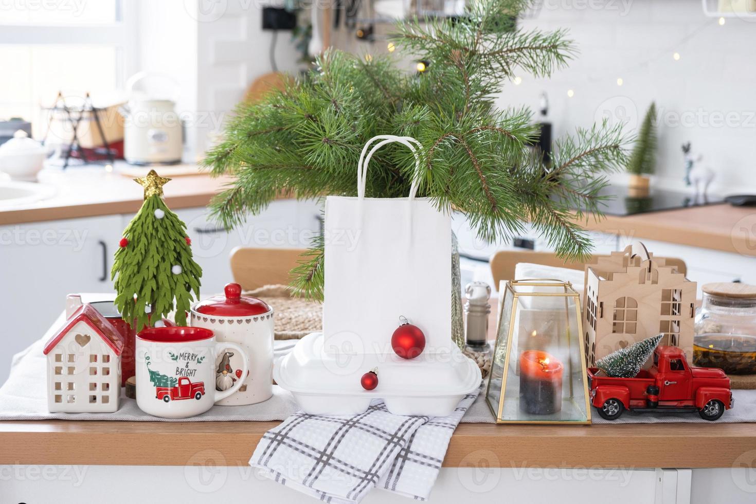 cibo consegna servizio contenitori su tavolo nel bianca cucina, festosamente servito per celebrazione di Natale e nuovo anno. Salvataggio volta, caldo ordine, monouso plastica scatola, mestiere pacchetto. finto su foto