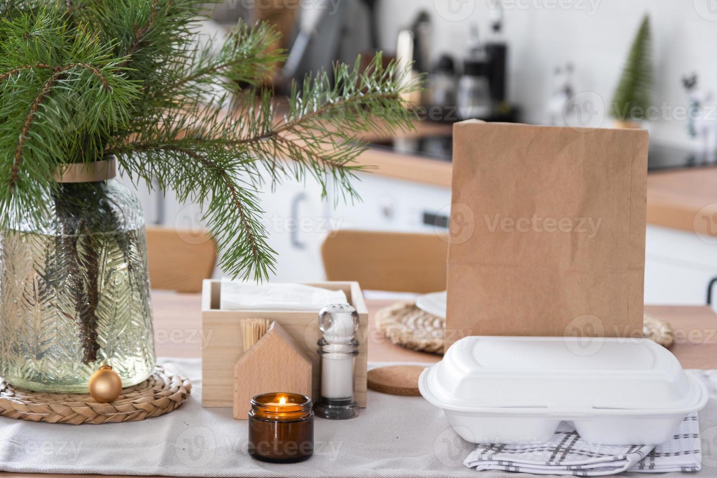 cibo consegna servizio contenitori su tavolo nel bianca cucina, festosamente servito per celebrazione di Natale e nuovo anno. Salvataggio volta, caldo ordine, monouso plastica scatola, mestiere pacchetto. finto su foto