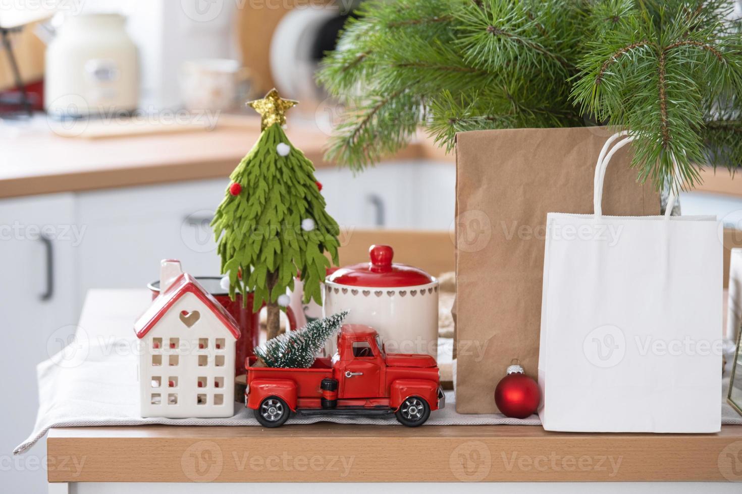 carta pacchi finto su siamo su cucina servito tavolo decorato per Natale. shopping e i regali, presente e pronto pasti siamo consegnato e preparato per il nuovo anno foto