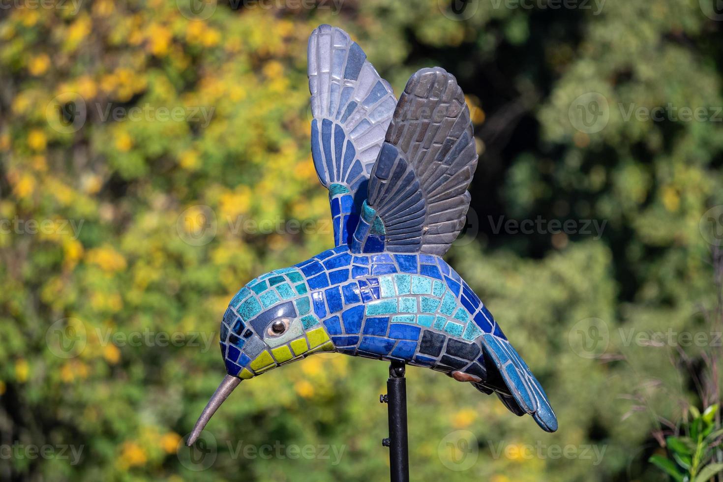 enorme colorato colibrì scultura collocato nel il giardino foto