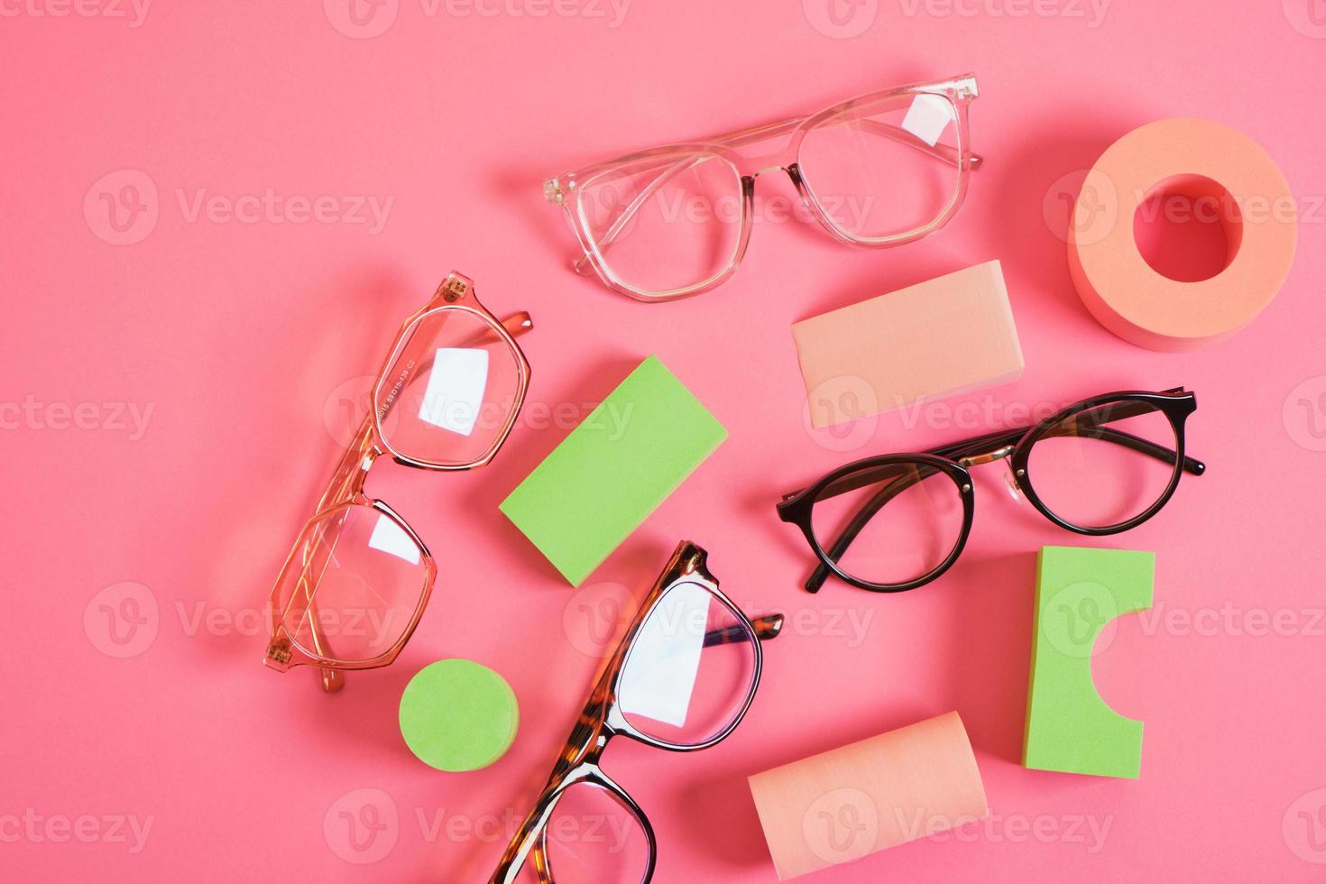 di moda occhio bicchieri su geometrico rosa podi, colorato sfondo, copia spazio foto