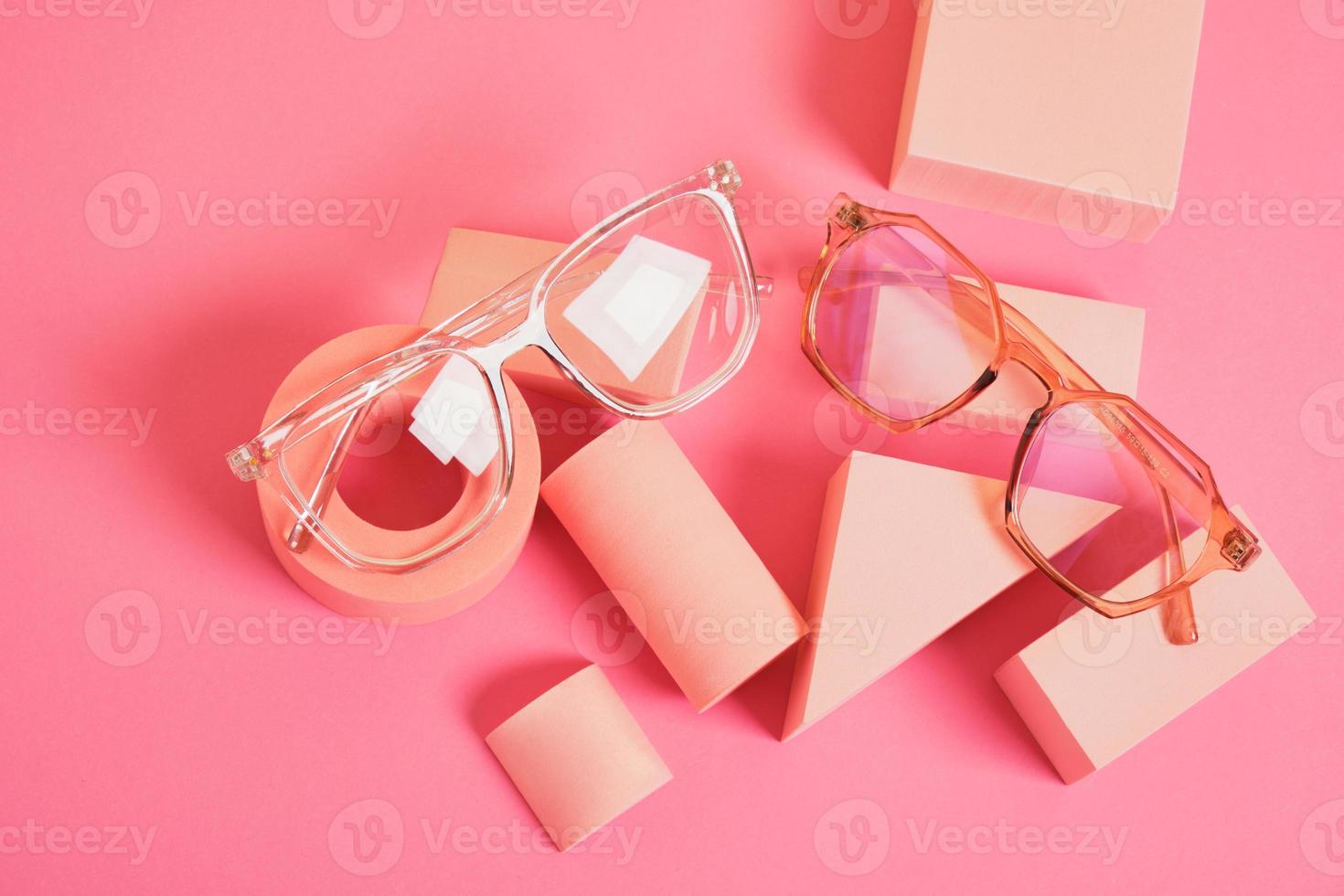 di moda occhio bicchieri su geometrico rosa podi, colorato sfondo, copia spazio foto