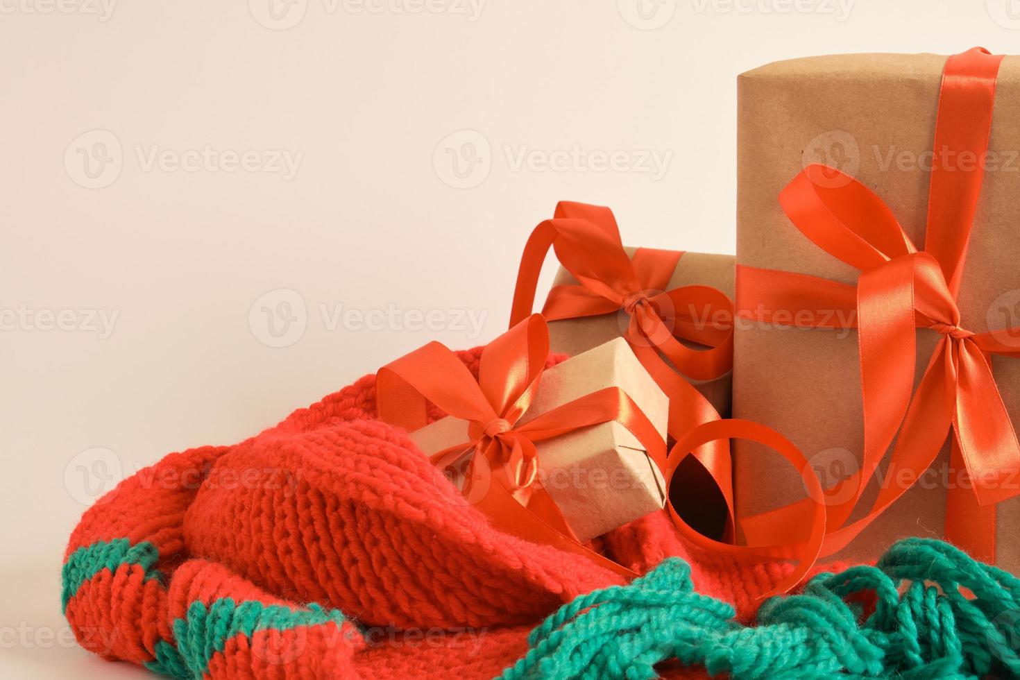 Natale i regali e rosso a maglia sciarpa copia spazio foto