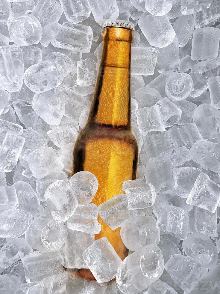 birra bottiglia, ghiaccio cubea di succoso. estate rinfrescante bevanda foto
