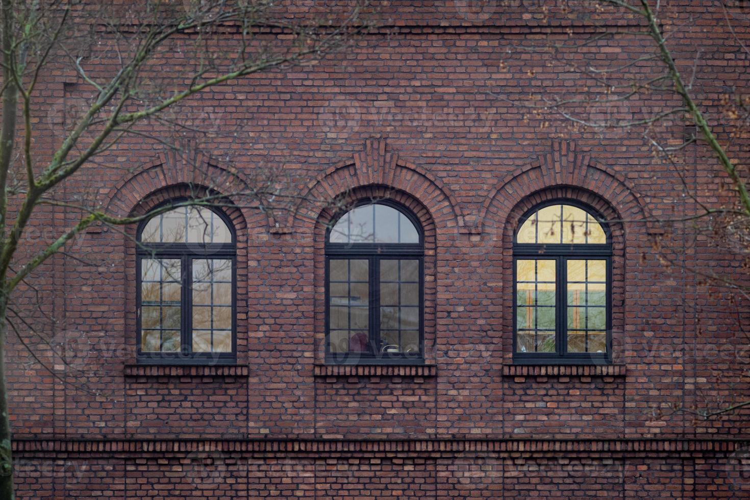 multi pezzo finestra di un vecchio mattone industriale edificio foto