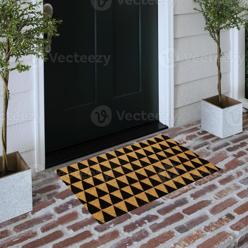 progettista benvenuto iscrizione zerbino posto su solido mattone pavimento al di fuori iscrizione porta con impianti foto