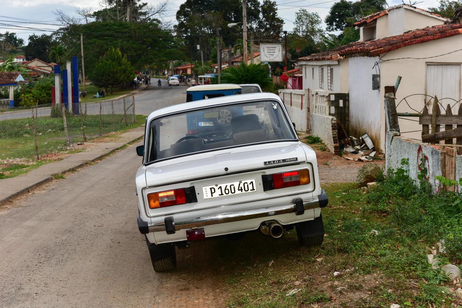 vinali, Cuba - gennaio 9, 2017 - russo lada parcheggio nel il strade di il vinales valle, nord di Cuba. foto