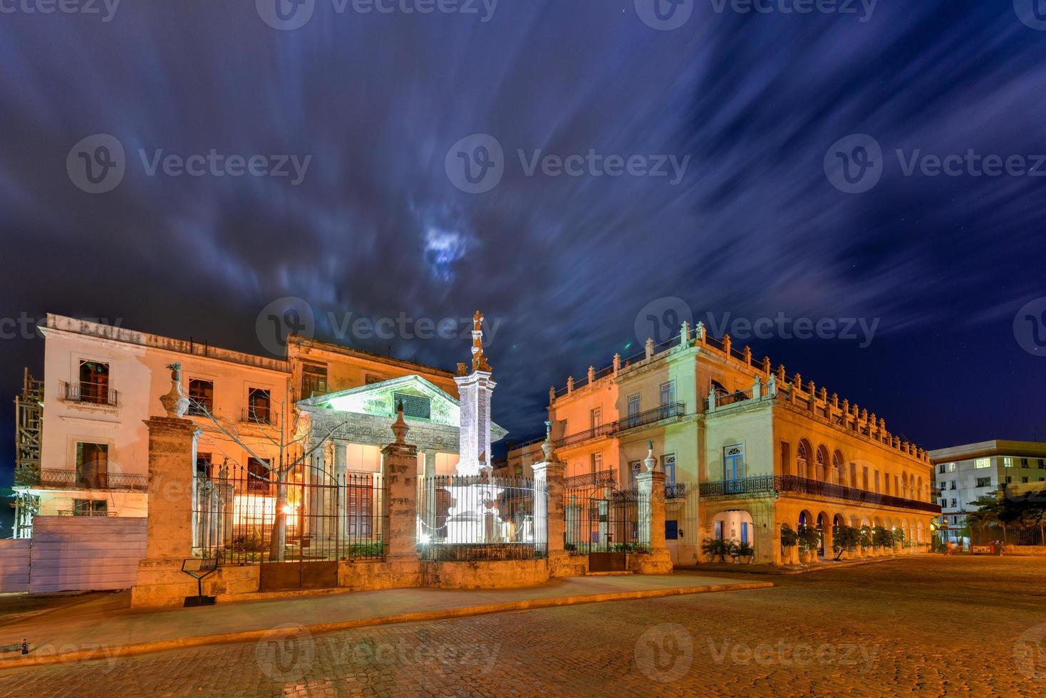 EL templete nel il plaza de armas nel vecchio avana. esso è un' neoclassico edificio e il posto dove il fondazione di il cittadina di san cristobal de la habana era celebre nel 1519. foto