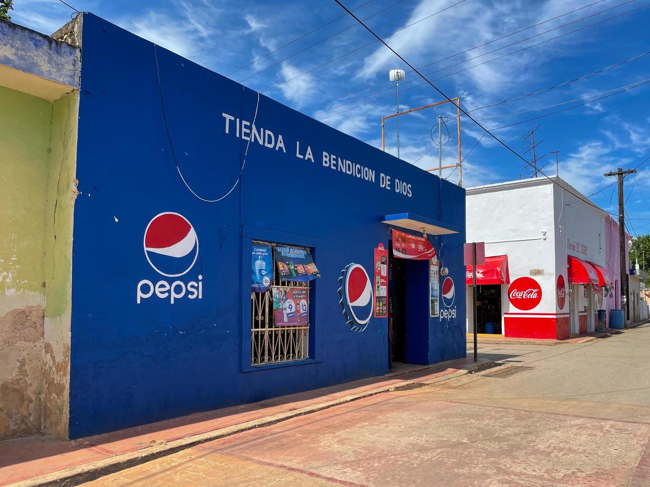 Santa Elena, Messico - Maggio 24, 2021 - distintivo dipinto esterni pubblicità pepsi e Coca Cola nel Santa Elena, Messico, nel il memorizzare benedizione di Dio. foto