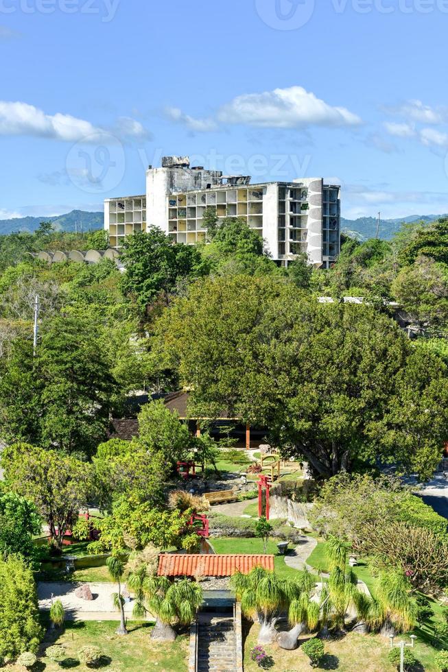 il Hotel ponce intercontinentale è un abbandonato Hotel con un' ancora esistente struttura. il struttura, e che cosa esso una volta era, è considerato un' storico punto di riferimento e un' nazionale icona nel il città di ponce. foto