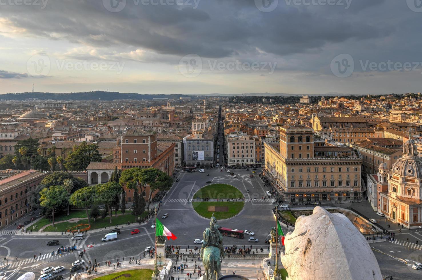 aereo Visualizza di il orizzonte di Roma, Italia come tramonto approcci. foto