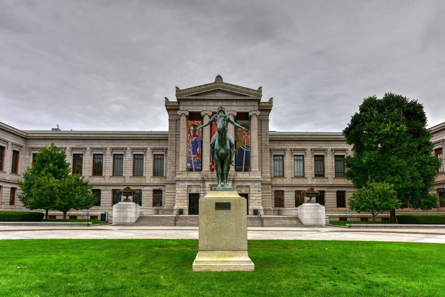 boston, Massachusetts - settembre 5, 2016 - boston Museo di bene arte facciata con il appello per il grande spirito monumento. il Museo di bene arti è il il quarto maggiore Museo nel il unito stati. foto