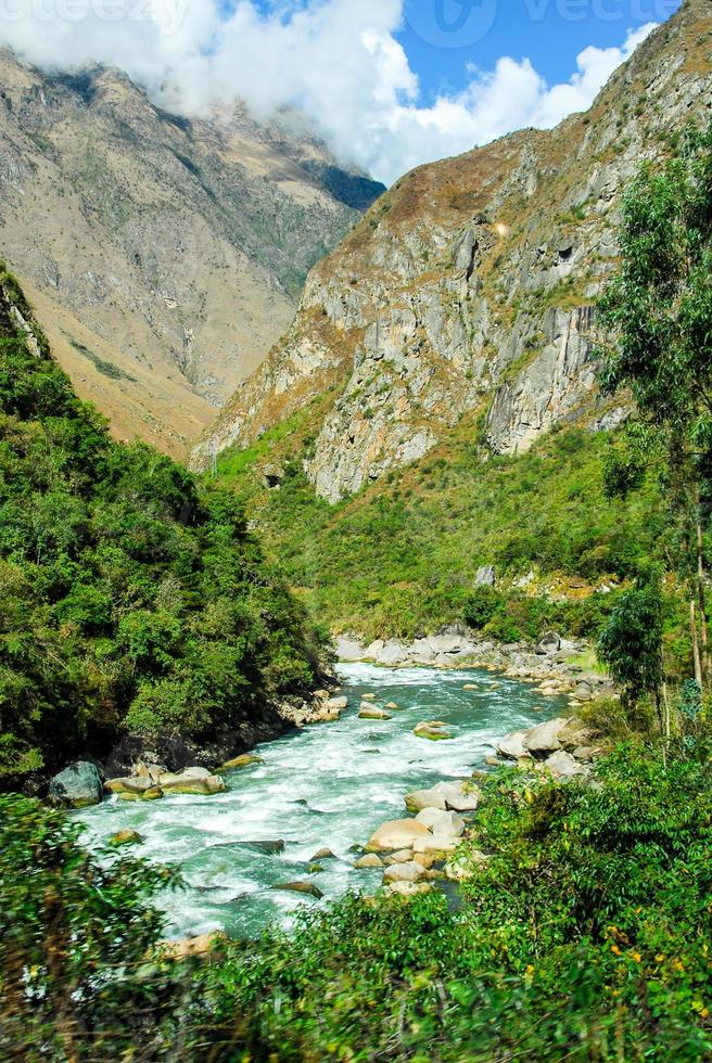 urubamba fiume vicino machu picchu foto