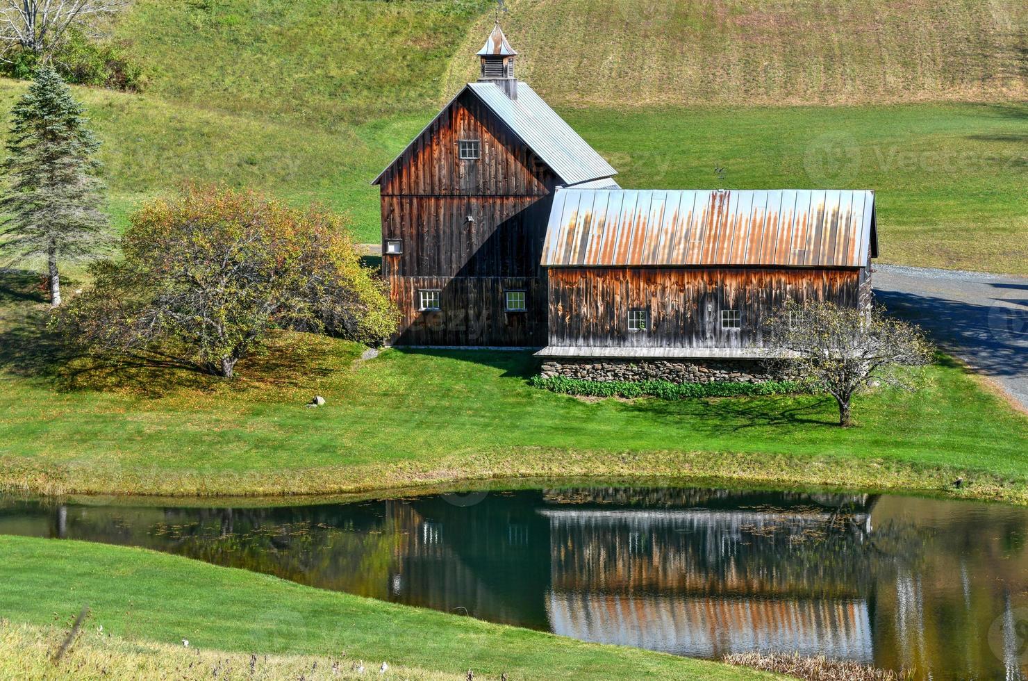 prospiciente un' tranquillo, calmo nuovo Inghilterra azienda agricola nel il autunno, bosco, Vermont, Stati Uniti d'America foto