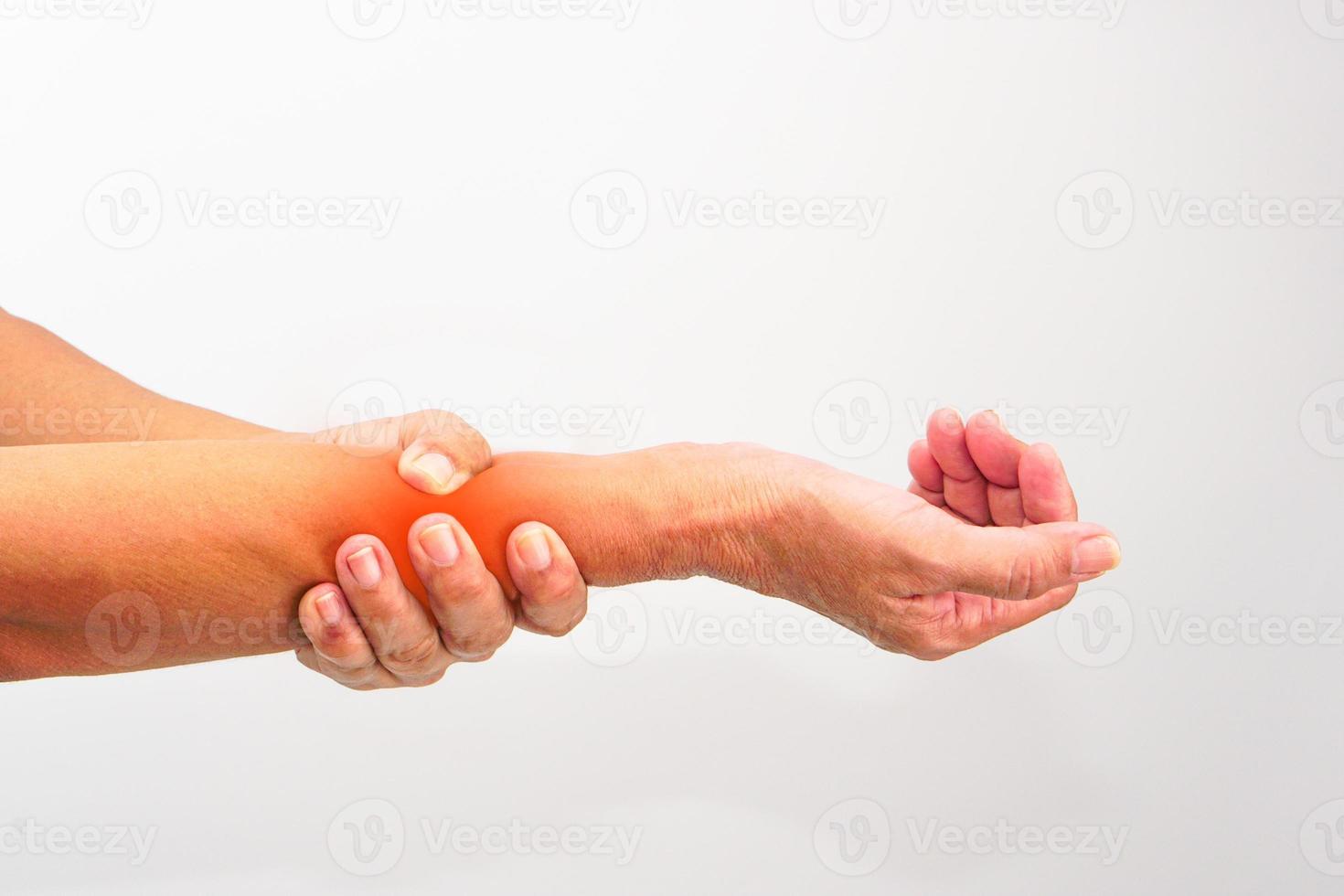 donna con dolore nel braccio su bianca sfondo con ritaglio sentiero. assistenza sanitaria e ufficio sindrome concetto. foto