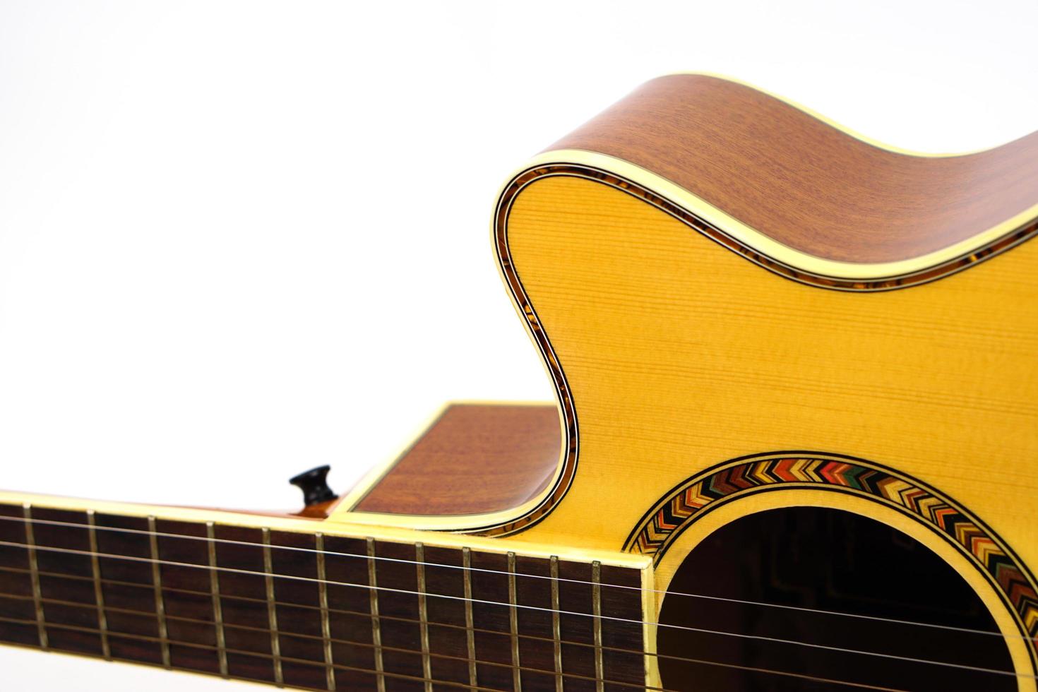 un acustico chitarra su bianca sfondo con copia spazio e selettivo messa a fuoco. amore e musica concetto. foto
